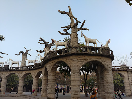 Rag Doll museum, Rock garden