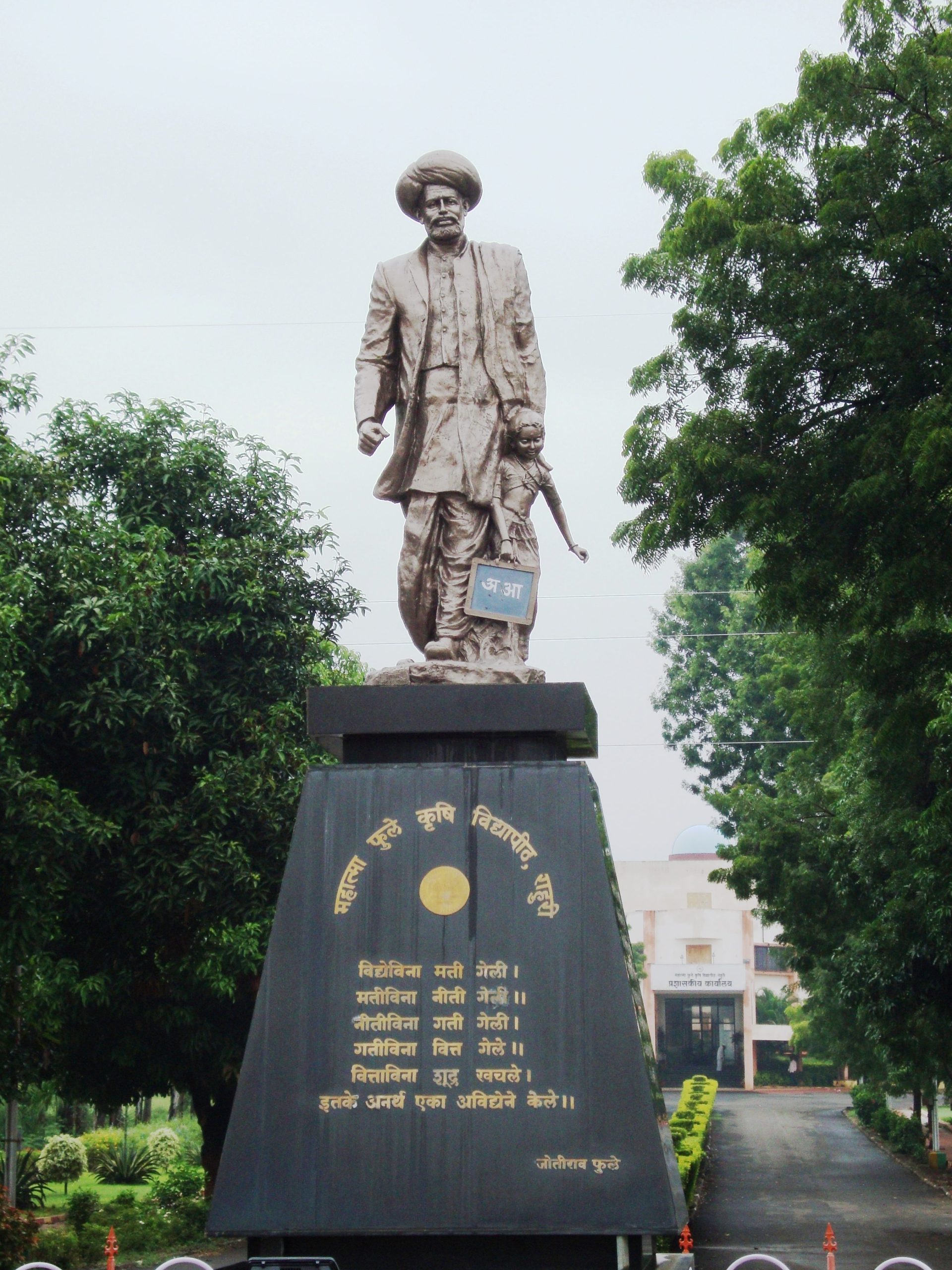 mahatma jyoti rao phule statue 1 scaled